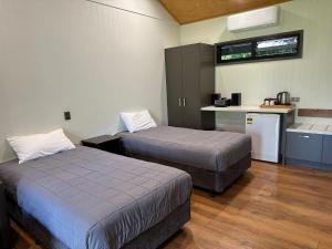 BarmoyaHedlow Retreat的酒店客房带两张床和厨房