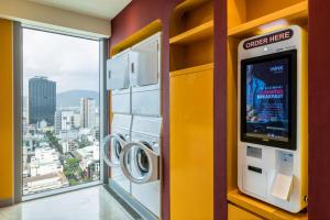 岘港Wink Hotel Danang Centre - 24hrs stay的带窗户的客房内的洗衣机