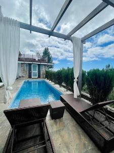 帕皮提Suite by the Pool的一个带白色窗帘的游泳池和一个庭院