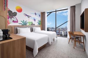 巴淡岛中心ARTOTEL Batam的酒店客房设有两张床和窗户。