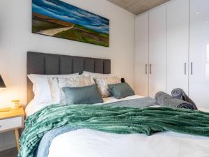 开普敦Luxury Accomodation at the Alphen Glen的一间卧室配有一张带绿毯的大床