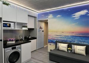 香港3BR Romantic apt, 2mins MTR, 8pax的厨房配有海洋绘画