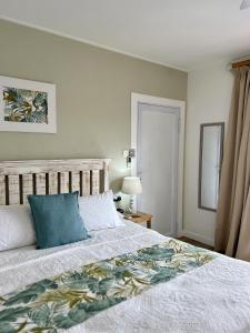 Pointe LarueThe Runway Lodge的一间卧室配有一张带蓝色枕头的床