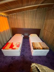 Muntarib瓦希巴贝都因乡间露营地的船上小房间内的两张床