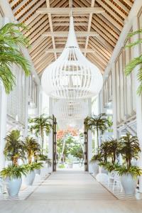 格兰高伯LUX* Grand Gaube Resort & Villas的棕榈树建筑中的一个大吊灯