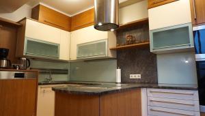 林区圣雅各布Biohof Kroisleitner的厨房配有木制橱柜和黑色台面
