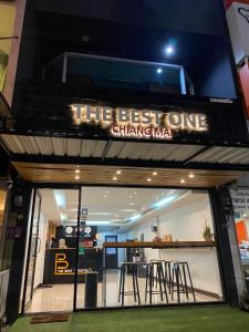 清迈THE BEST ONE CHIANG MAI的商店前方有读取最佳更改的标志