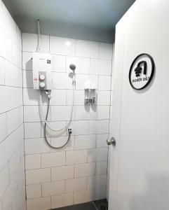 清迈THE BEST ONE CHIANG MAI的浴室设有白色瓷砖淋浴。