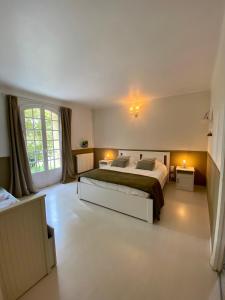 滨海圣西尔Bastide de Gueissard的一间大卧室,配有一张床和一个大窗户