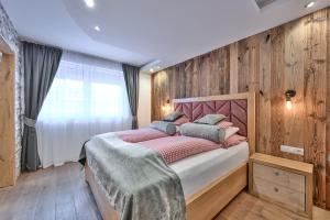 厄茨阿姆巴赫别墅旅馆的一间卧室配有一张木墙床