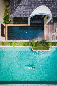 Baan Khai奇德乐玛斯度假酒店的游泳池游泳者的头顶景色