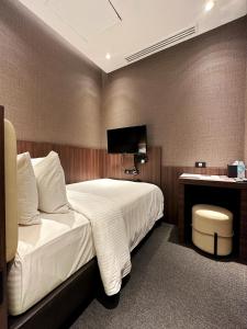 麦克坦Aerotel Cebu的一间卧室配有一张床和一张书桌及电视