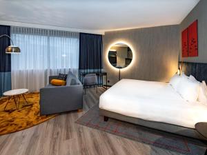 安特卫普Mercure Antwerp City South的酒店客房设有床和客厅。