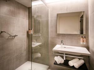 安特卫普Mercure Antwerp City South的一间带水槽和淋浴的浴室