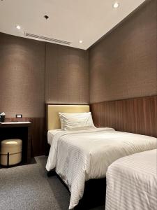 麦克坦Aerotel Cebu的酒店客房 - 带两张床、一张桌子和一张床