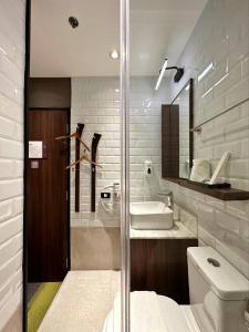 麦克坦Aerotel Cebu的一间带卫生间和水槽的浴室