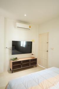 纳通市Tara Resort的卧室配有壁挂式大屏幕平面电视。