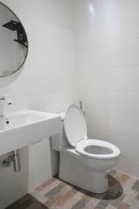 纳通市Tara Resort的白色的浴室设有卫生间和水槽。