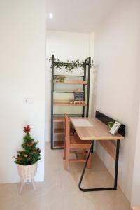 纳通市Tara Resort的一间设有书桌和圣诞树的客房