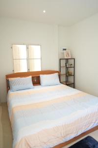纳通市Tara Resort的一间卧室配有一张大床和木制床头板