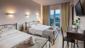 雅典敏纳夫拉酒店的酒店客房配有两张床和一张书桌