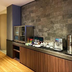 麦克坦Aerotel Cebu的带咖啡壶的柜台的厨房
