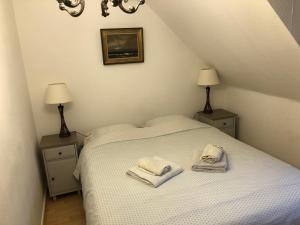 贝尔戈斯cosy-rooms-party-villa的卧室配有白色床和毛巾
