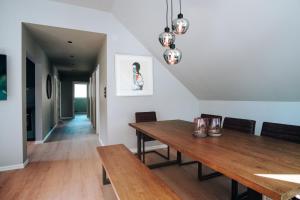 蒂瑟达尔Trolltunga Panorama的一间带木桌和椅子的用餐室