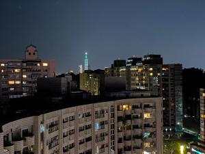 台北大湖璞旅的城市天际线,夜晚有高楼