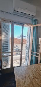 帕福斯Bee Hostel Paphos的客房享有带窗户的阳台的景致。