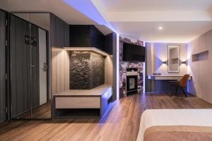 曼谷Aspira Gems Center Silom的一间酒店客房,配有一张床和一张长凳