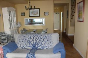加的斯La Casita de Marina Golf-Costa Ballena的客厅里设有桌子,上面有树