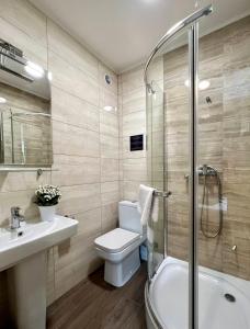 基希讷乌Vila Iris的浴室配有卫生间、盥洗盆和淋浴。