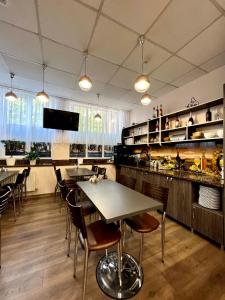 基希讷乌Vila Iris的一间带桌椅的餐厅和一间酒吧
