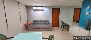 若昂佩索阿Beira Mar Premium Apart - Solar do Atlântico Tambaú的客厅配有椅子和桌子