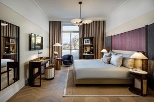 苏黎世苏黎世小型豪华大使酒店的配有一张床和一张书桌的酒店客房