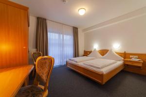 俄伦比斯费佛达尔旅馆酒店的酒店客房设有床和窗户。