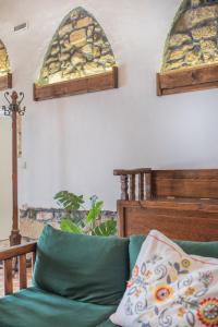 帕斯蒂达Philoxenia traditional house的带沙发和2扇窗户的客厅
