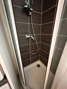 阿克1800Ski Arcs 1800 Ruitor的浴室内带软管的淋浴