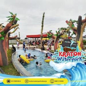 诗都阿佐Ndalem Kraton Hotel的一群人,在水上公园里