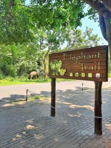 达瓦拉维大象足迹酒店的后方有大象的动物园标志