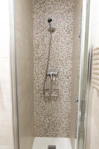 阿尔莫多瓦尔德尔里奥Apartamentos FAMORCAS Centro A y B的带淋浴的浴室(带瓷砖墙)