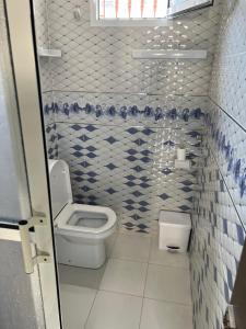 纳祖尔Appartement boulaàyoun de luxe à louer nador 3的浴室设有卫生间,铺有蓝色和白色瓷砖。