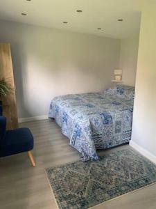 德比Independent garden studio - sleeps max 3.的一间卧室配有一张床和地毯