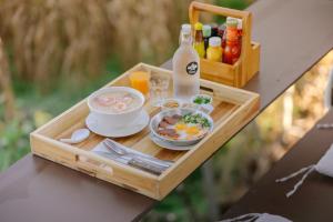 Ban Pa Yang (3)Style Paidoi Resort的桌上的食品和饮料托盘