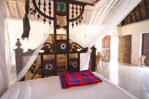 Ushongo MabaoniBaobab Beach Villa, Ushongo Beach, Pangani的卧室配有一张床