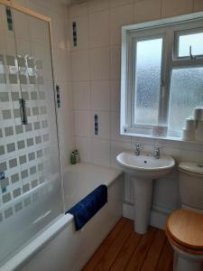 WarnhamKB51 Charming 2 bed house in Horsham, pets very welcome and long stays with easy access to London, Brighton and Gatwick的带淋浴、盥洗盆和卫生间的浴室