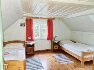 VölleggHaus Völlegg的阁楼上的卧室配有两张床