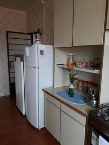 拉热斯Pousada Irmãs Franciscanas的厨房配有白色冰箱和台面