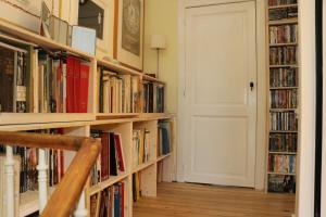 布鲁塞尔Serbie 21的走廊上摆放着书架,书架上满是书